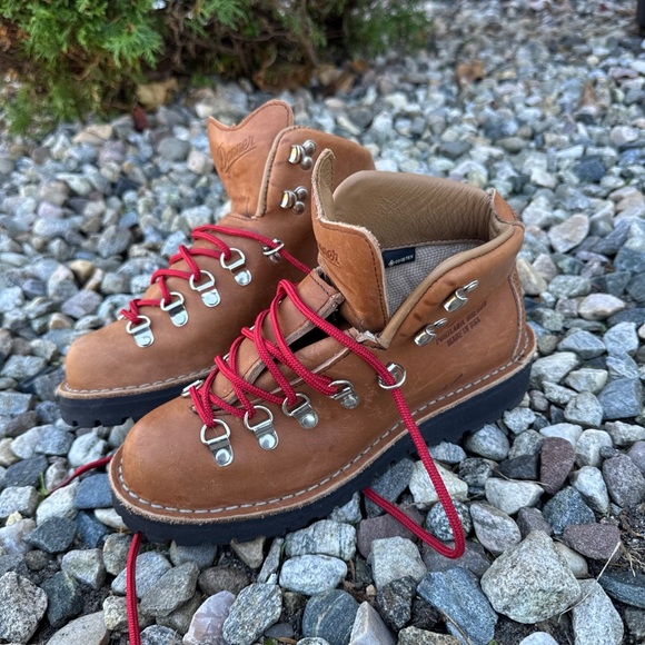 LIKE NEW Danner Wmn Mountain Light Cascade Hiking Boot, Vibram Soles, 6 - Picture 2 of 11